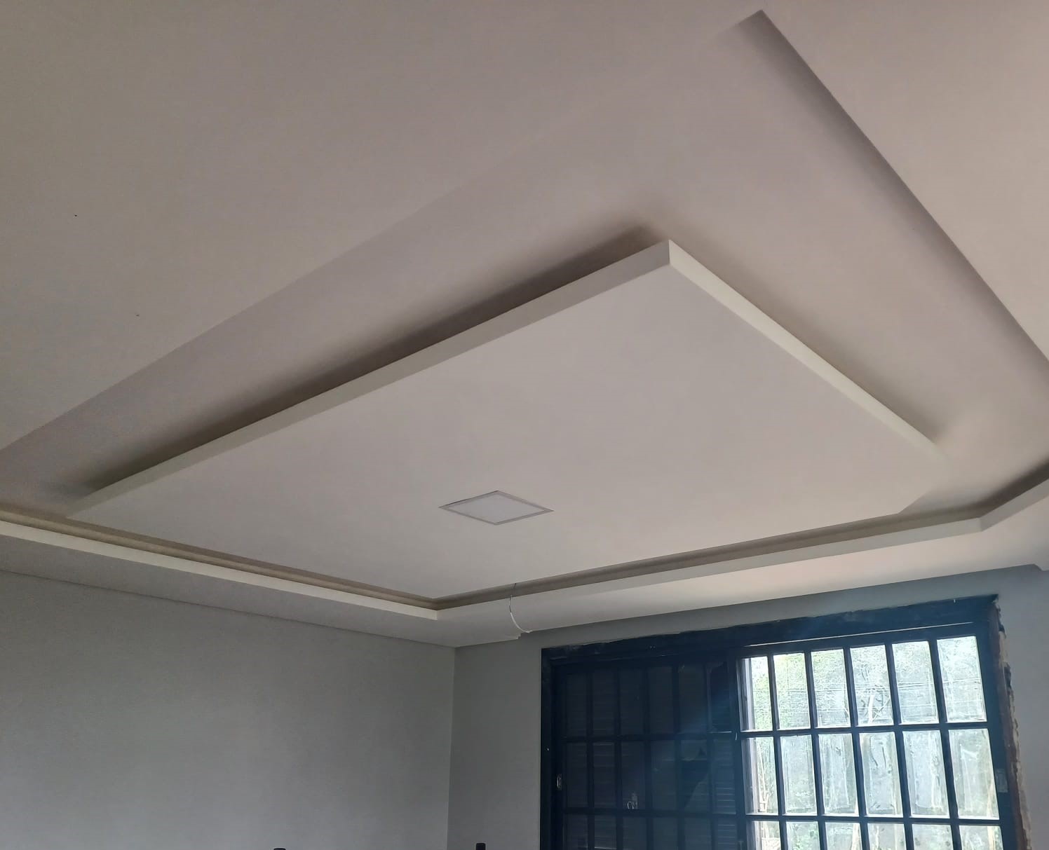 Painel decorativo moderno em gesso com relevos geométricos