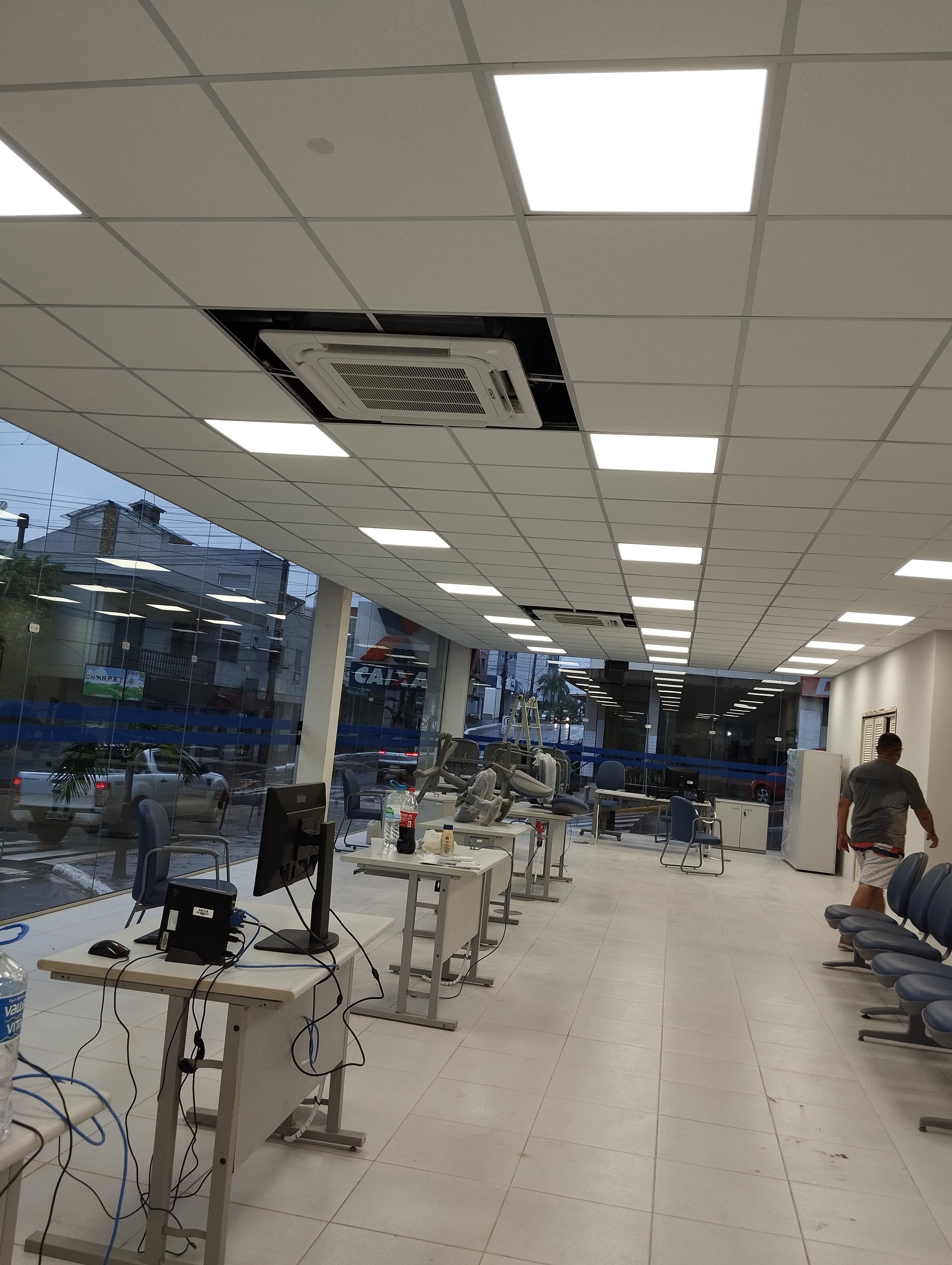 Forro mineral iluminado em espaço de atendimento comercial
