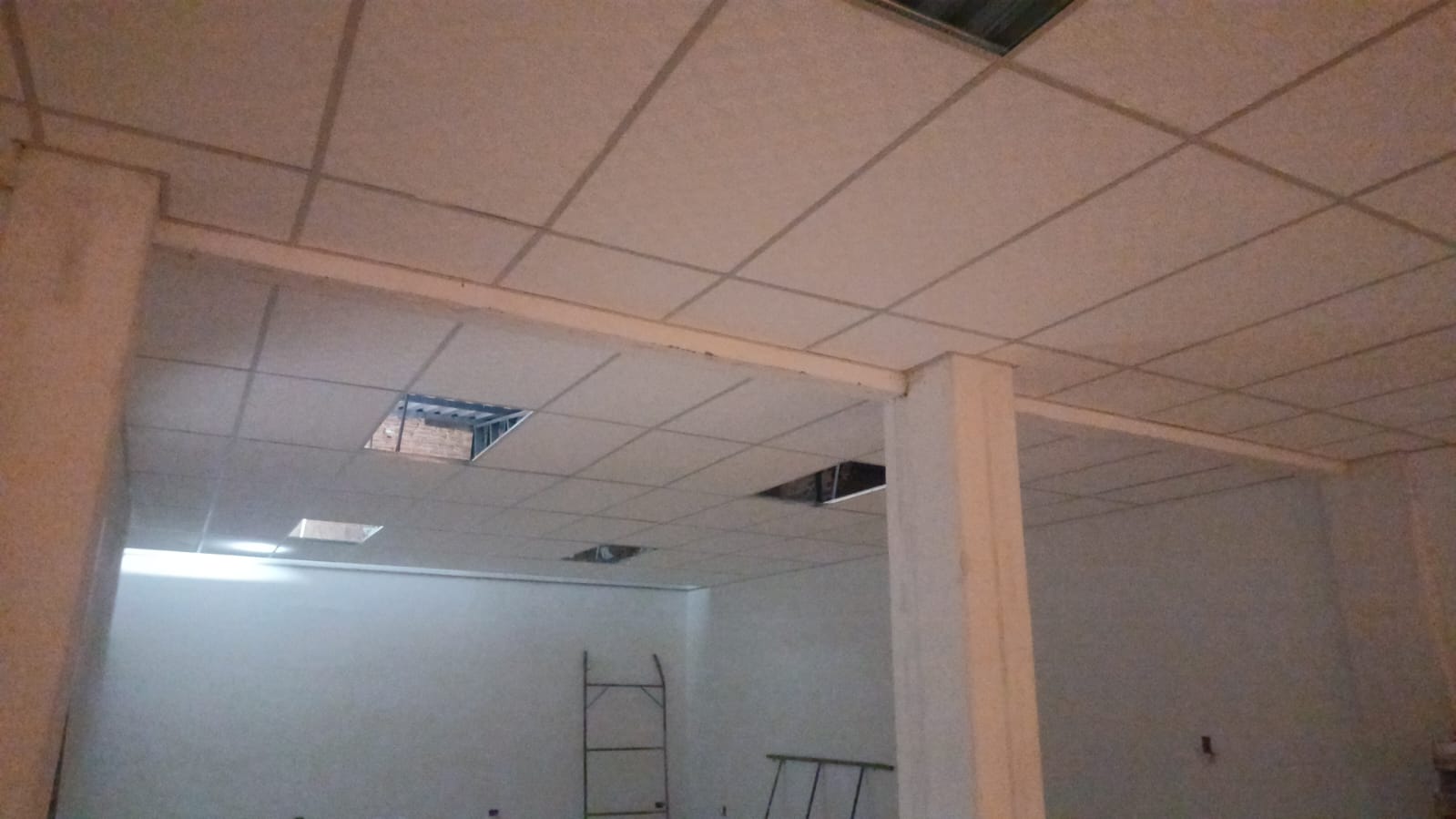 Instalação de forro modular em ambiente comercial