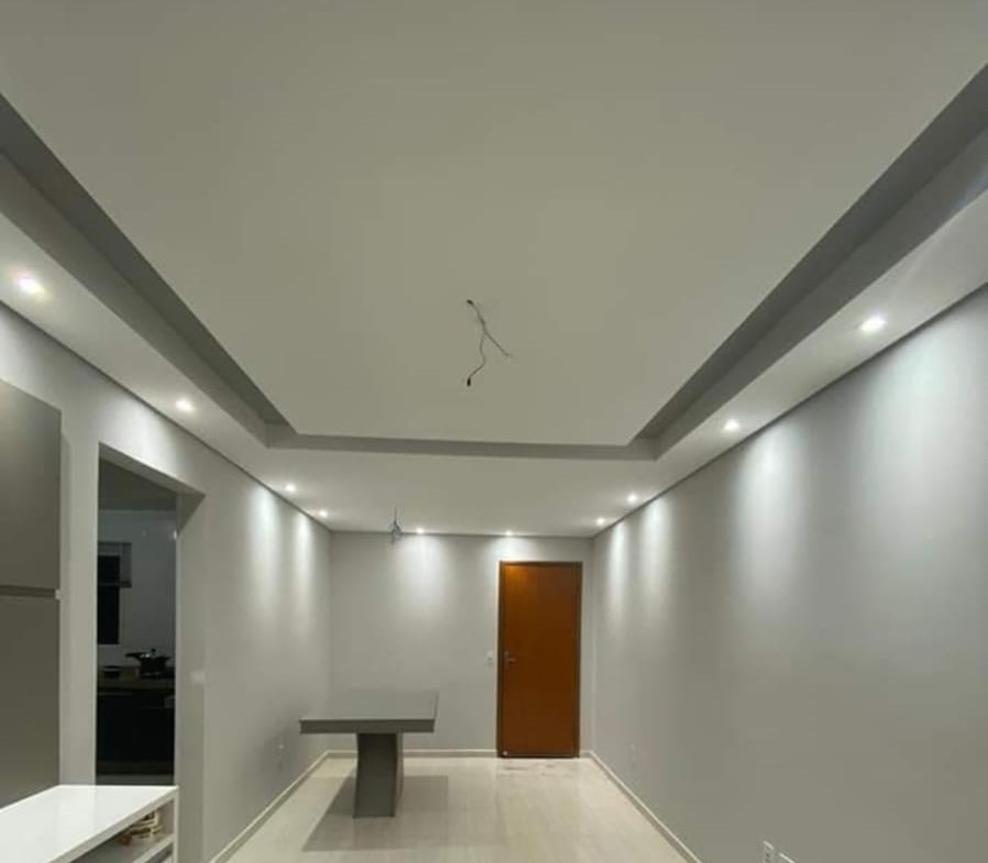 Teto rebaixado em gesso com iluminação em LED azul